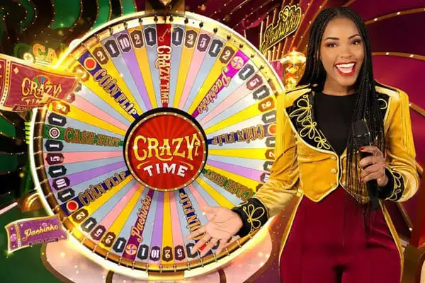 Apresentadora do Crazy Time ao vivo em frente à roda de prêmios